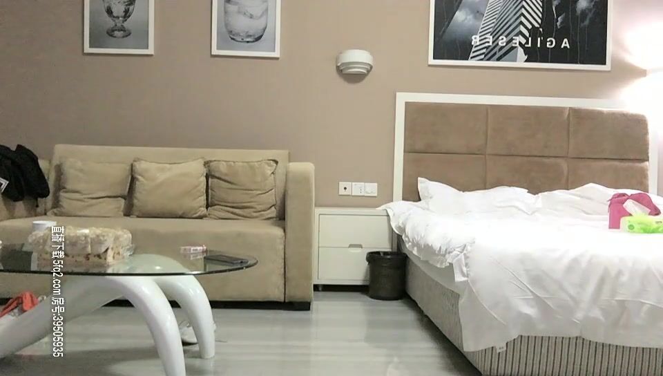 纹身社会老哥约操外围小姐姐 ，照片先给大家看看怎么样 ，苗条身材黑丝美腿 ，吸吮插嘴扛起双腿 ，没几下就搞射了