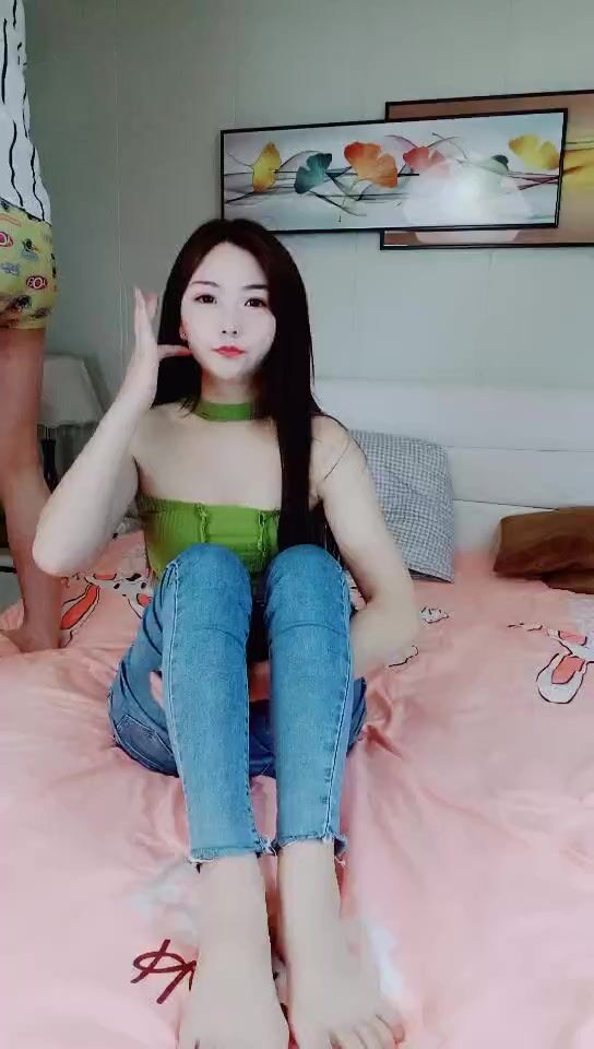 2021.12.18，【极品瑜伽教练】，绿毛衣牛仔裤，女神这一对大长腿真诱惑，圆润翘臀主动求干，不满足意犹未尽