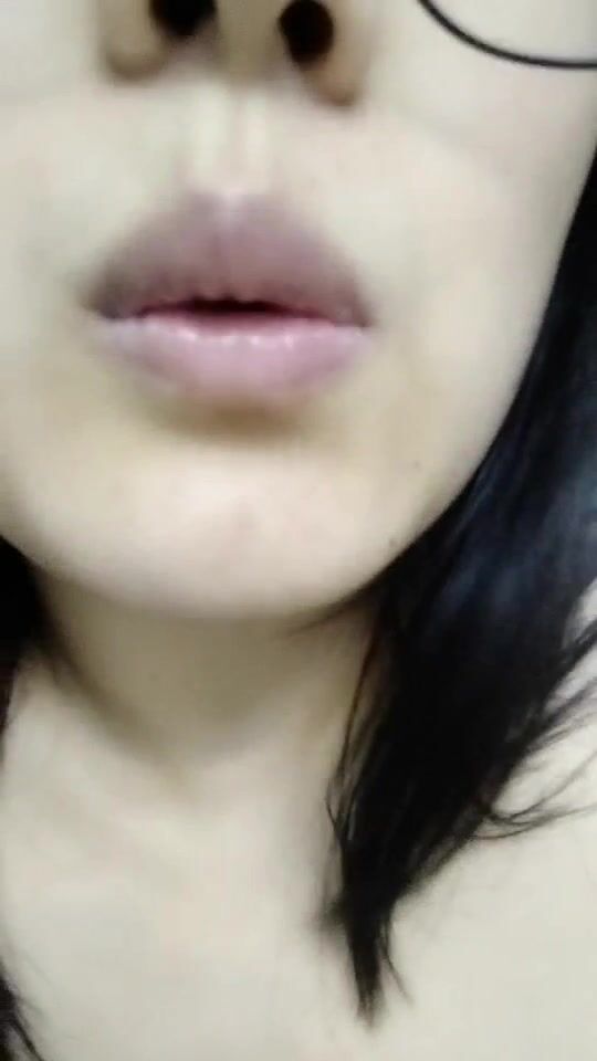 是你的前女友吗，闺蜜没来亲自上阵，甜美可爱奶大逼肥，AV棒摩擦骚穴浪叫呻吟，揉捏骚奶子还想玩PK游戏