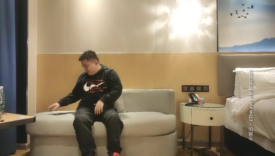 如假包换 正宗白皙美腿美少女，脸蛋儿长得像个洋娃娃，远看似少女，近看是少妇，态度不大好 叫小哥干轻点，草草收场