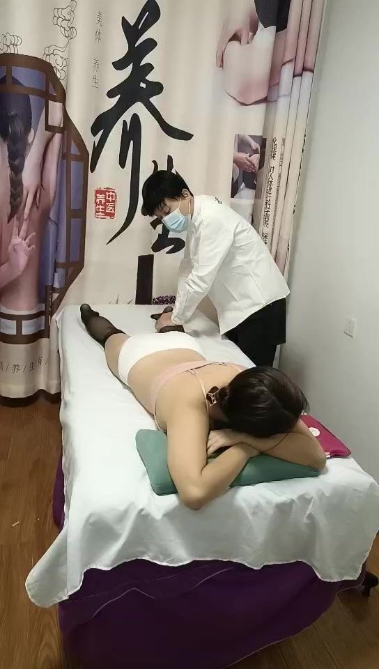 养生馆超骚的露脸黑丝制服女技师调教小哥，不一样的草嘴模式，主动上位抽插拿着小哥的手揉大奶子，浪叫不断