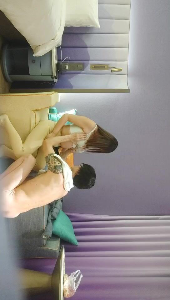 2021-12-24 《用利抽插》休息两天继续战 ，短裙风骚大奶御姐 ，扛起腿就是操 ，人肉打桩机被操叫的很凄惨