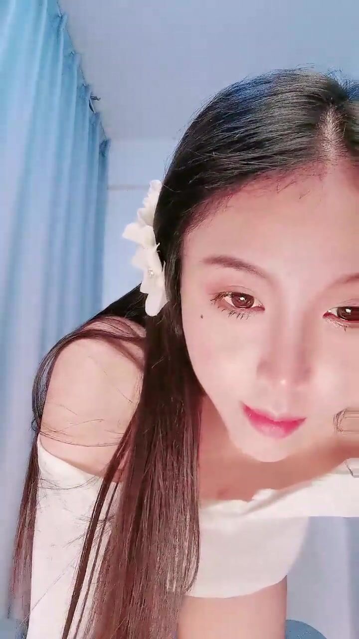 骚浪粉嫩大奶女神下海大秀，撩起衣服揉捏奶子，自摸掰开肥穴，站立跳蛋塞入拉扯，没搞几下流出水，妹子淫叫不断