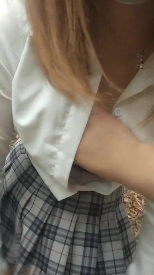 2021.12.25，【粉灯小王子】，500块约个人妻野战，大胸又白又挺，小山坡下无人好办事，脱下JK抠穴后入