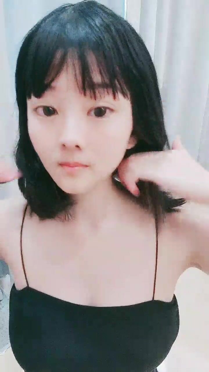 你的萝莉清纯女友，全程露脸诱惑狼友，坚挺圆润的大奶子，性感的逼逼自己揉捏自慰呻吟，看着好刺激不要错过