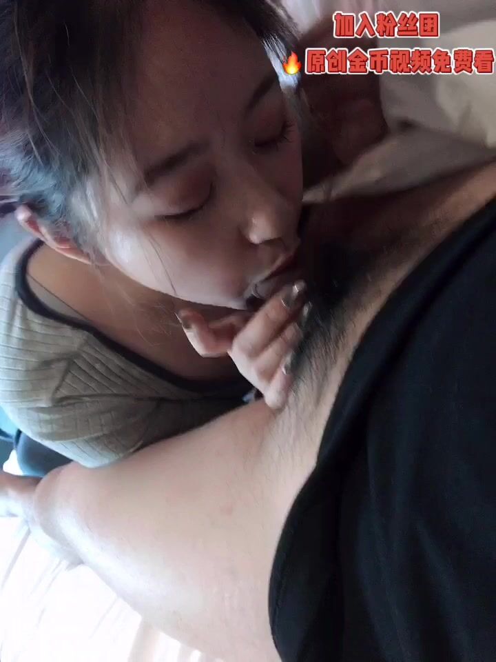 校园初识一小女Lisa，干净无瑕，好纯洁的容貌，小肉肉的青春娇体，她的小樱唇口得好舒服吖