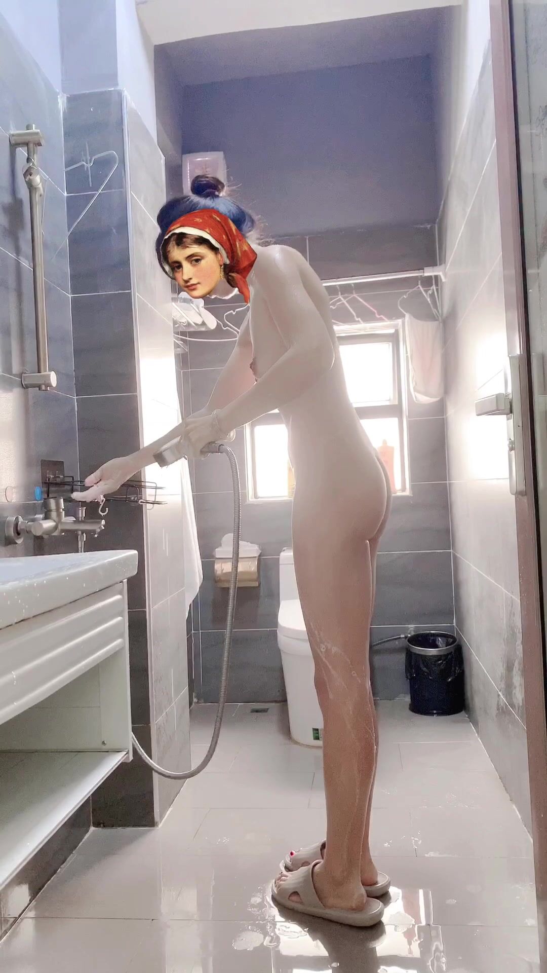 约的女大学生在洗澡，身材又嫩又纤细，花了钱，这体验感真心不错！