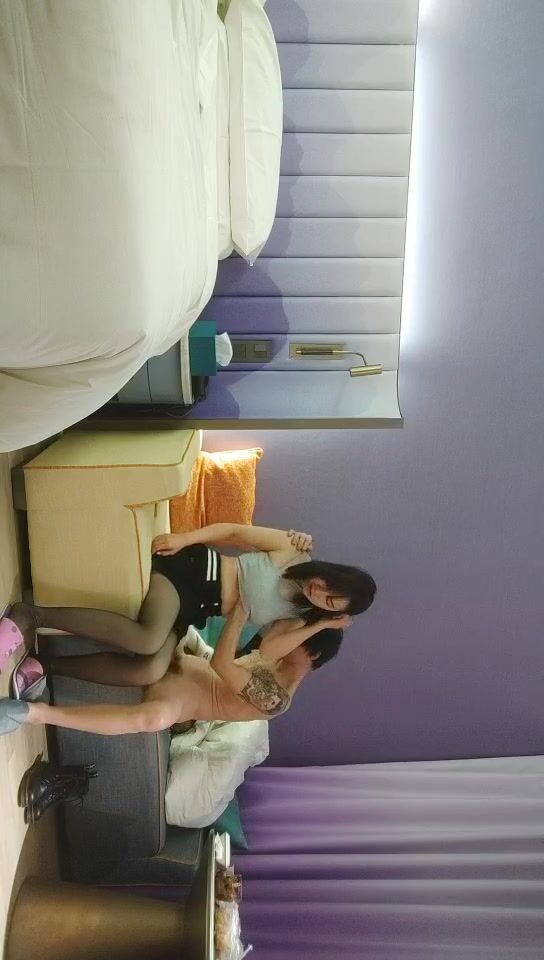 2021.12.26，【用利抽插】，清纯系外围小姐姐，一沓现金数着好开心，倒矿泉水来润滑，淫穴暴插，浪叫连连好精彩