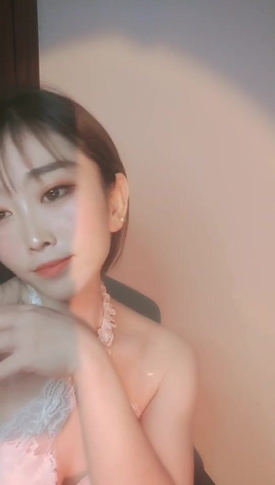 新人下海~柔儿吖 长相清纯，首次露奶裸舞诱惑，爱笑的小少妇，肌肤滑嫩，小妖精一招一式迷的网友神魂颠倒