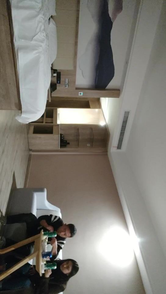 2021-12-30 《换妻探花》单男约操小夫妻3P，过来先吃点东西再开操，透视装双屌一起舔，前后夹击爆操