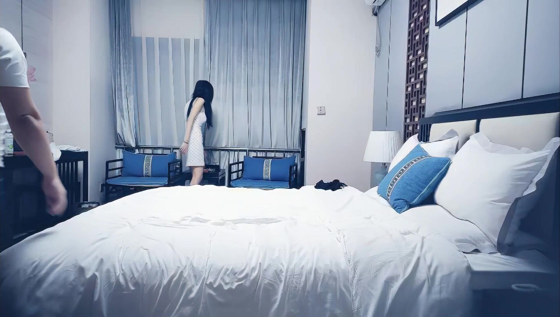 子龙寻花赵总约包臀裙网红妹 ，舌吻调情穿上超性感情趣装 ，脱掉高跟鞋双腿肩上扛 ，激情打桩妹纸爽了1080P横版