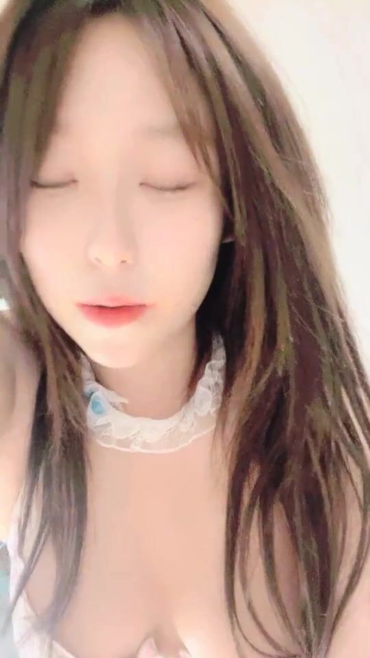 美女落九川清纯甜美活泼萌妹 ，掏出大奶子揉捏 ，超短裙里面没穿内裤 ，超近特写揉搓肥穴