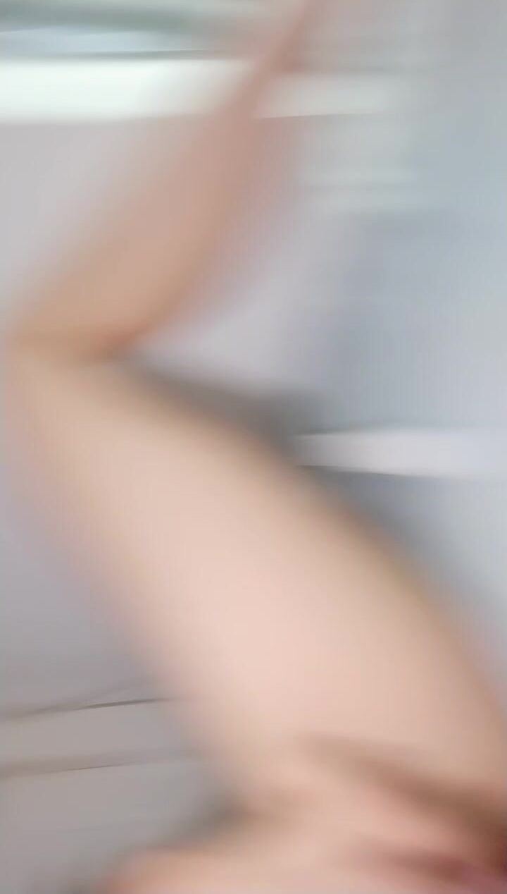 长相清纯的新人美少女主播，自慰掰穴露出粉木耳