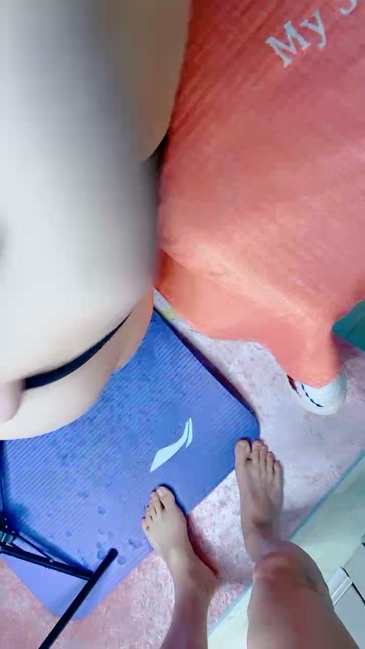 爽翻蝴蝶骚逼，全程露脸亲着小嘴揉着奶，带着狼牙套草嘴干骚逼还带刺激阴蒂，无套爆草菊花干蝴蝶骚逼叫的骚