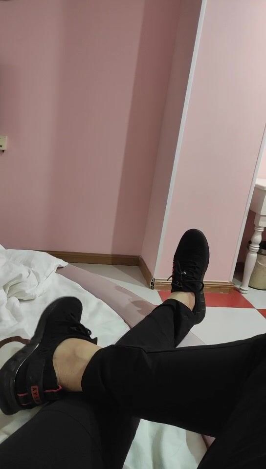 2022.01.01，【爱情故事】，聊俩月的良家少妇，从异地赶来，共度跨年夜，情趣圆床电动房，首次做爱还挺害羞