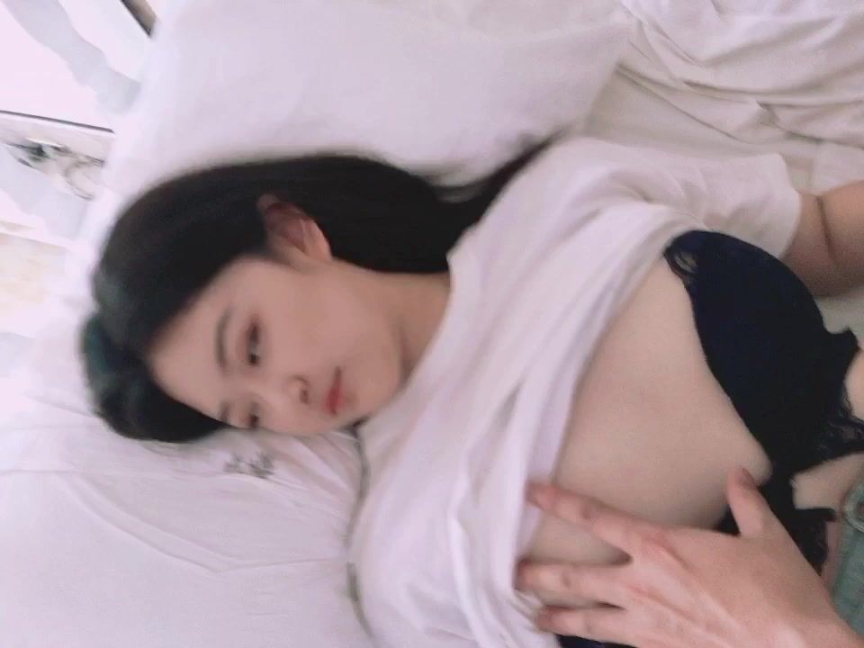 校园初识一小女Lisa，干净无瑕，好纯洁的容貌，肉嘟嘟的青春娇体，吮吸手指，羞羞的叫春声，好唯美的午后！