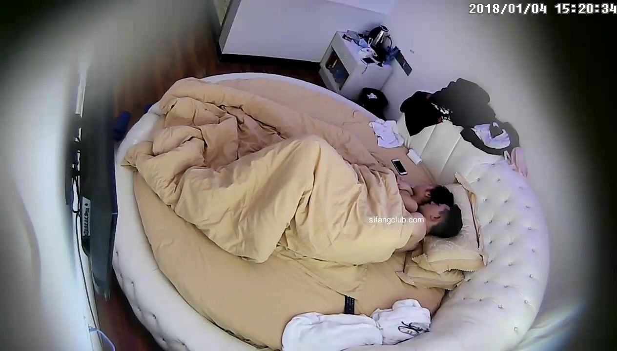 高画质酒店偷拍，情侣相互抚慰着 受不了了 那表情真销魂 后入，妹子还是个害羞的小淑女，啊啊啊销魂的小表情真欠操