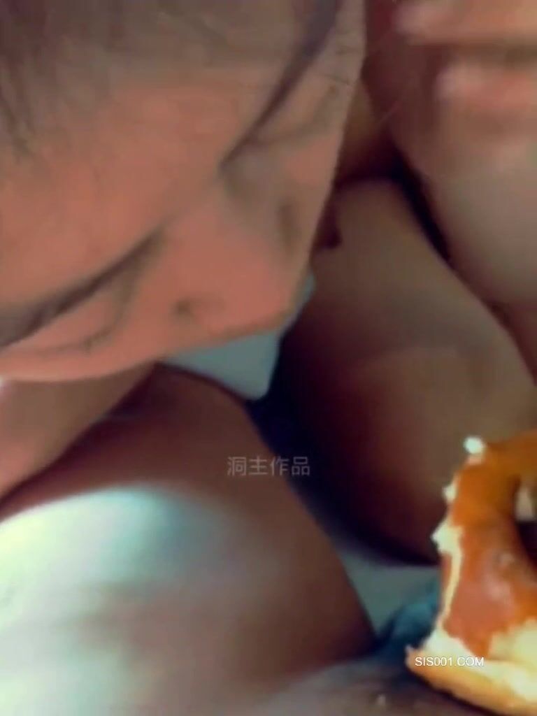 创意非常棒的作品 背景音乐[囚鸟] 跟作品完美融合 女主用其口慢慢为囚禁的大鸟解封 最后把大鸟含在嘴里怕飞走