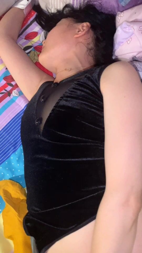 男友：快点有多舒服就喊出来，是不是这个位置最舒服，这是子宫了。 女友：再往上，就是那儿，嗯嗯 好舒服~持续高潮