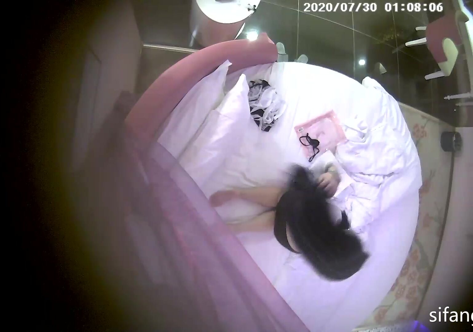 情趣酒店特会玩的一对小情侣嗨炮性感白嫩纹身美女带了一堆情趣装换上后还玩自拍被男的肏了好几炮嗲叫声很诱人1