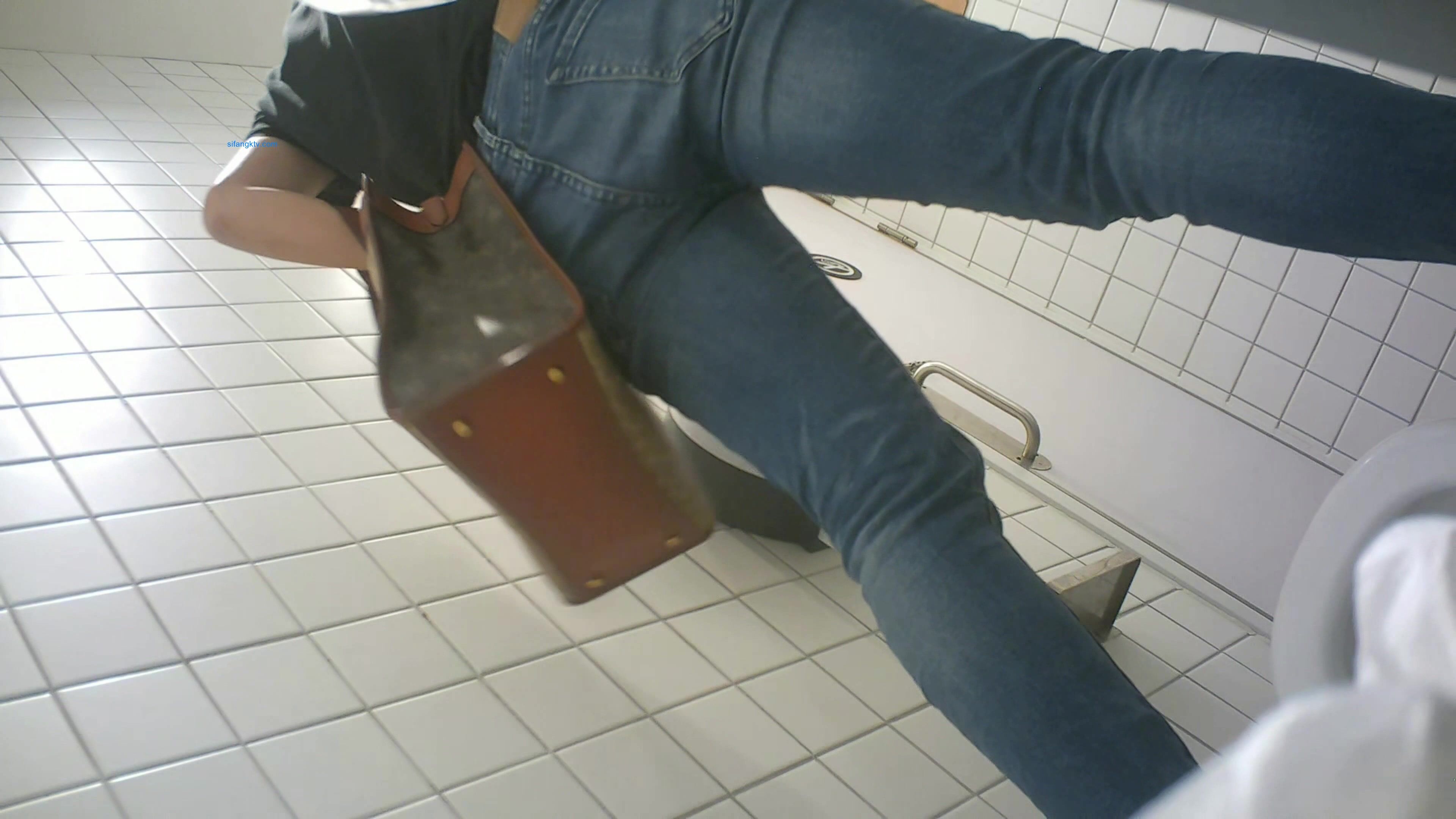 商场女厕偷拍 眼镜美女站着尿 这姿势也太牛B了