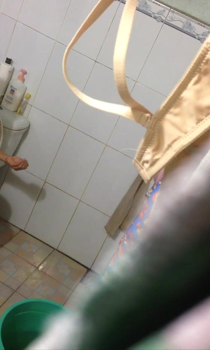 如愿以偿偷拍到这位阿姨洗澡 虽然干不到看看你裸体的样子还是可以的