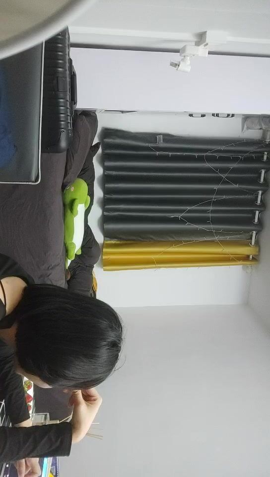 2022.1.7，【麻辣王子】，良家00后女友，这次穿上黑丝，一夜干不停，躺平刷会抖音也不行，被干懵了直呼好累啊1