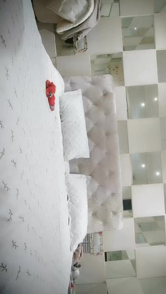 2022.1.7，【胡哥探花】，新晋探花精彩首场，外围女神，模特身材大长腿，胆子大，洗澡撒尿也要拍，潜力大佬值得关注