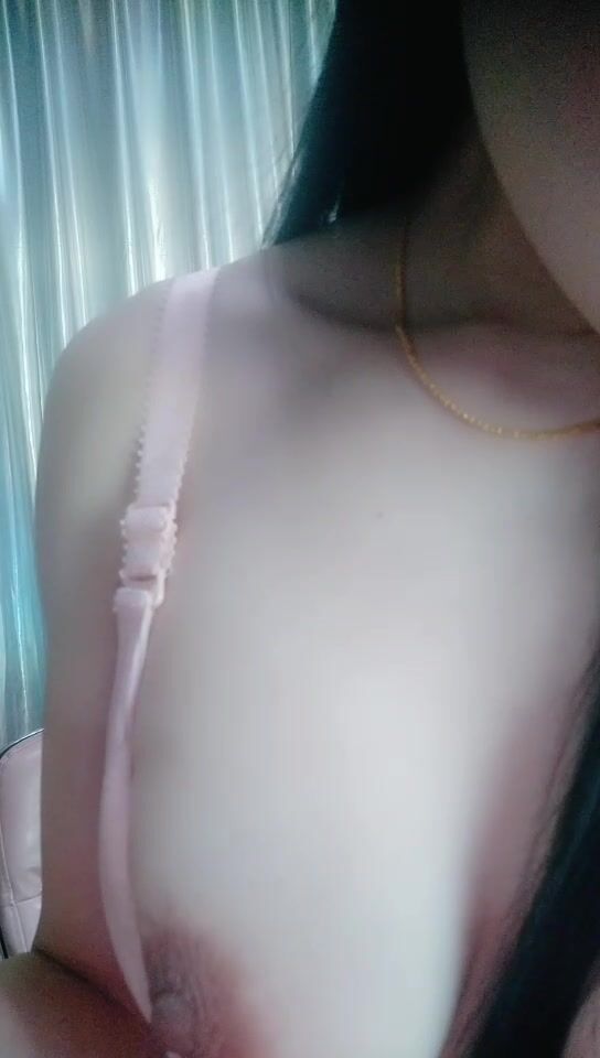 脸上的粉摸得跟小妖精似的，俯视角度露奶自慰