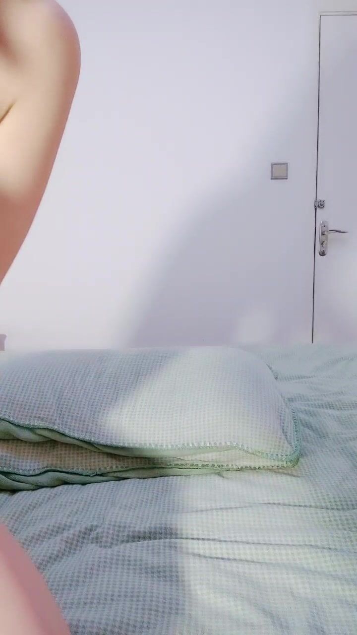 极品颜值清纯系女神为赚钱下海 ，长相清纯乖巧文静，全裸自慰诱惑，掰穴特写揉搓阴蒂，双指插入扣弄，太爽了低声娇喘