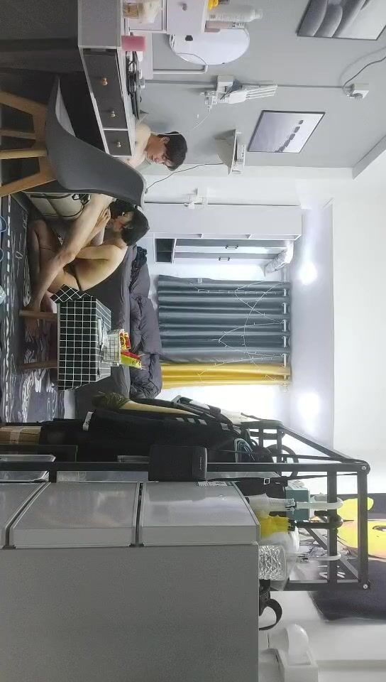 2022.1.8，【麻辣王子】，情场浪子，良家收割机，一晚三炮，跪在椅子上后入，小妹妹被彻底征服，观赏性极佳，强烈推荐