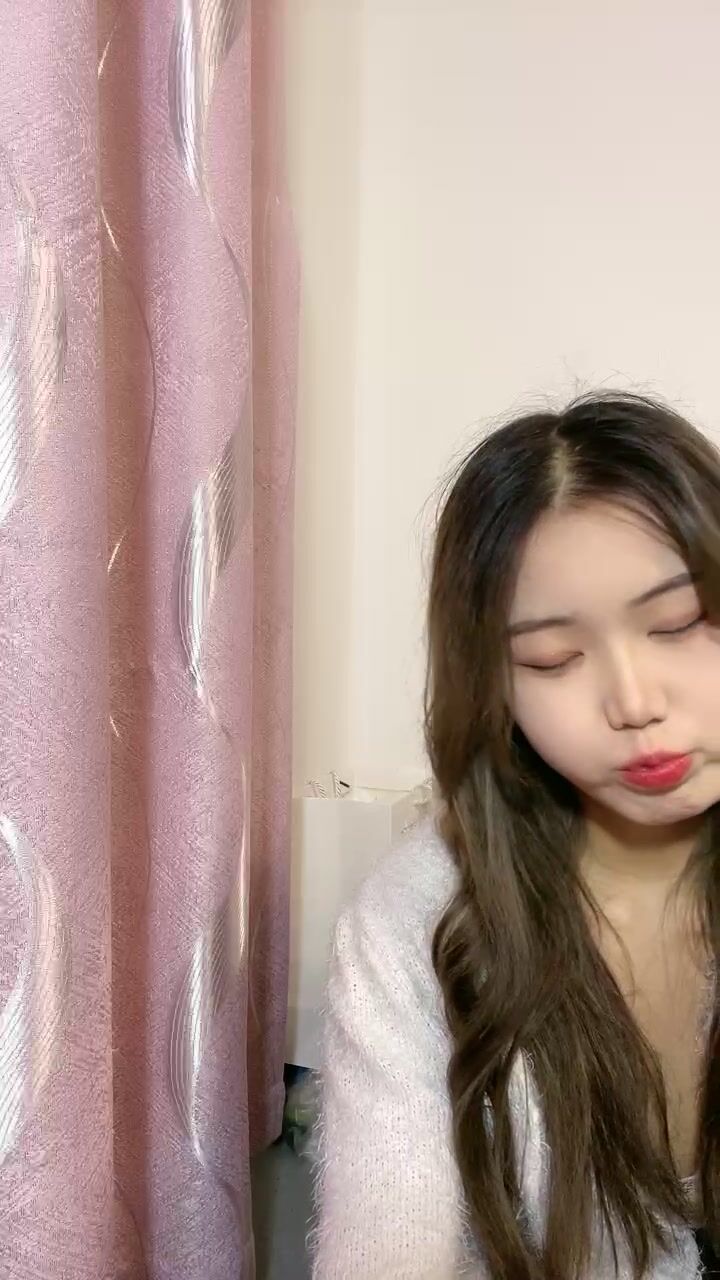 露脸气质不错的小妹妹在家独自诱惑狼友直播，灰丝丰满大屁股，特写逼逼，小穴很紧致