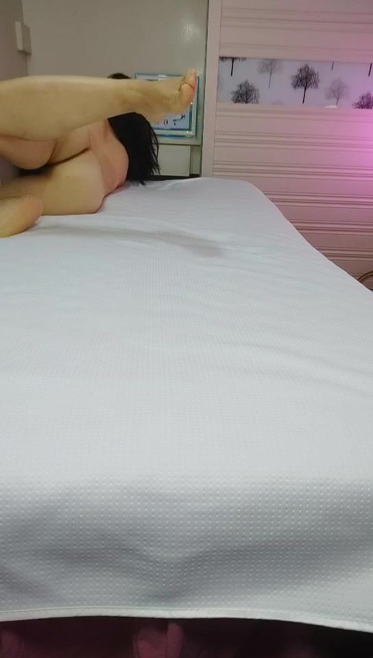 2022.1.11，【专淫来客女客人】，打着按摩推油的旗号，把小少妇摸个遍，倒插骚穴，白臀丰乳被干得呻吟震天，精彩刺激