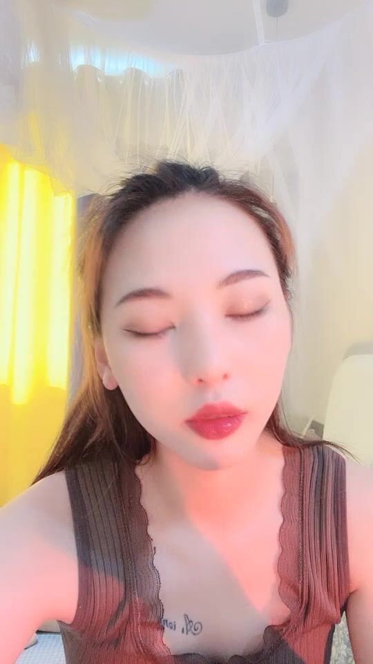 极品丰满嘴唇的御姐妹子，极品蝴蝶逼，嫩粉木耳多角度展示