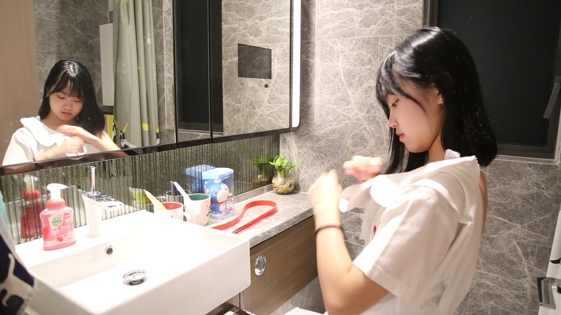 清纯漂亮艺校学生美眉为多挣钱下海做人体模特宾馆大尺度私拍阴毛浓密粉嫩花心肉芽紧密摄影师忍不住咸猪手369P+2V