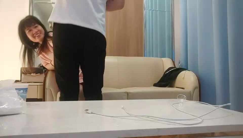 2022-1-18《爱情故事》网聊没多久的良家少妇，吃饱喝足再开始操，撩起衣服吸吮奶子，够骚激吻调情，转战床上激情爆操