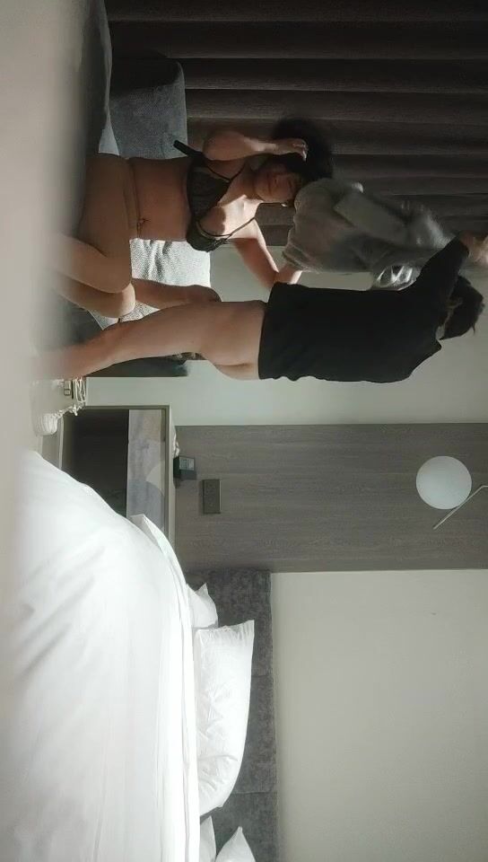 2022.1.19，【开发探索】，百里挑一的尤物，极品反差婊，眼镜妹超级爱喷水，加藤鹰之手抠爽了，可遇不可求的好货