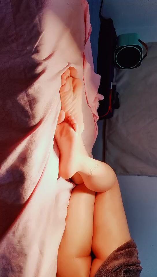 2022.1.19，【骚宝】，新人，30岁良家小白领，鲍鱼极品，小伙妙手之下淫液渗出，握着鸡巴撸，插入内射满足了