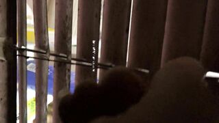 晚上喝了点酒壮胆 百叶窗外近距离高清偷拍房东那校花级别的漂亮女儿洗澡妹子戴了不少金器