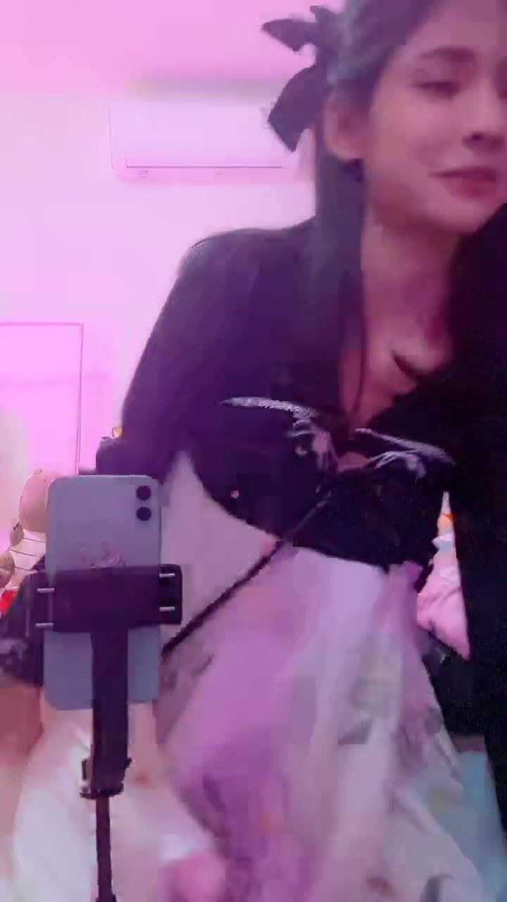 抖音网红狗头萝莉试衣服