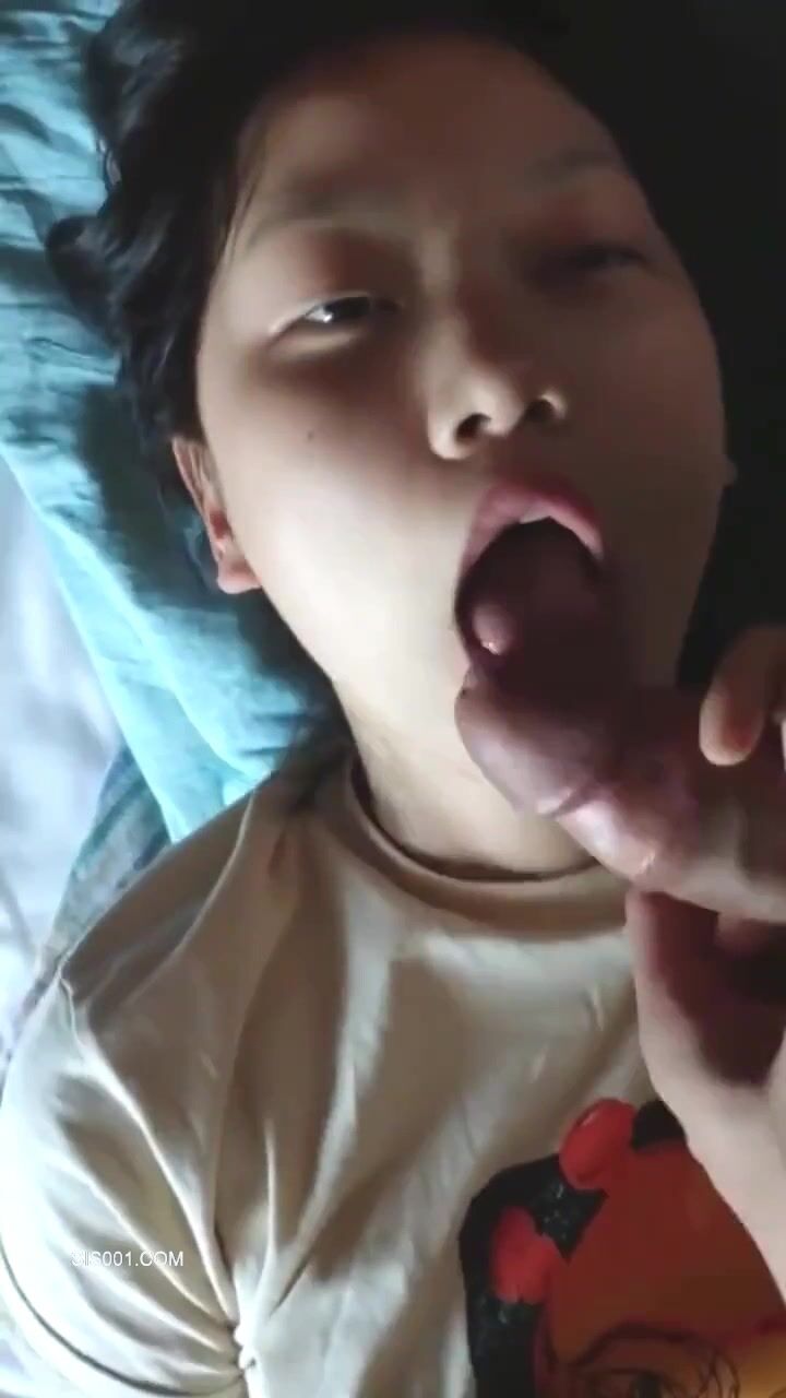 清纯学生美眉 我下面湿的不成样子了 那我操你 嗯嗯 只能摸一摸 吃个鸡都吃成小脸绯红 眼睛迷离 还不给操