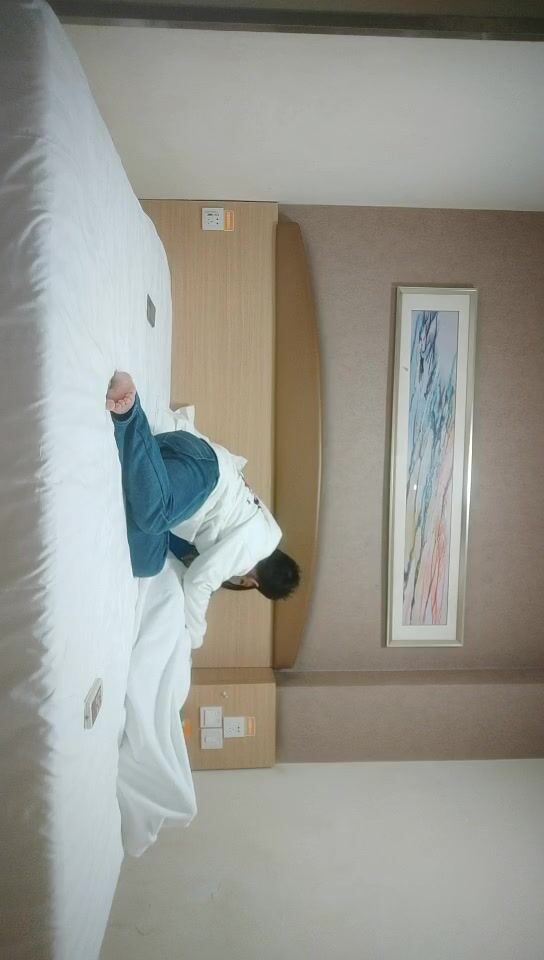 2022.1.20，【兄弟探花】，神似景甜，漂亮外围女神，这钱花得真是值，温柔配合刚下水，新鲜骚逼随意抽插