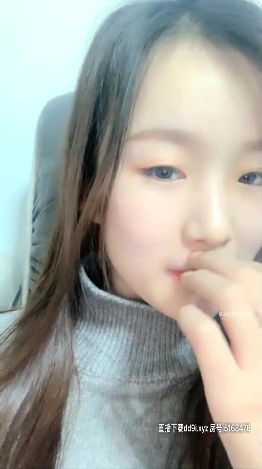 刚满18岁的纯情嫩妹子，皮肤紧致细腻全身粉嫩，前凸后翘的身材，稚气满满，被猥琐男插了一会儿就很多白浆，小穴粉得过分了 视频 (1)