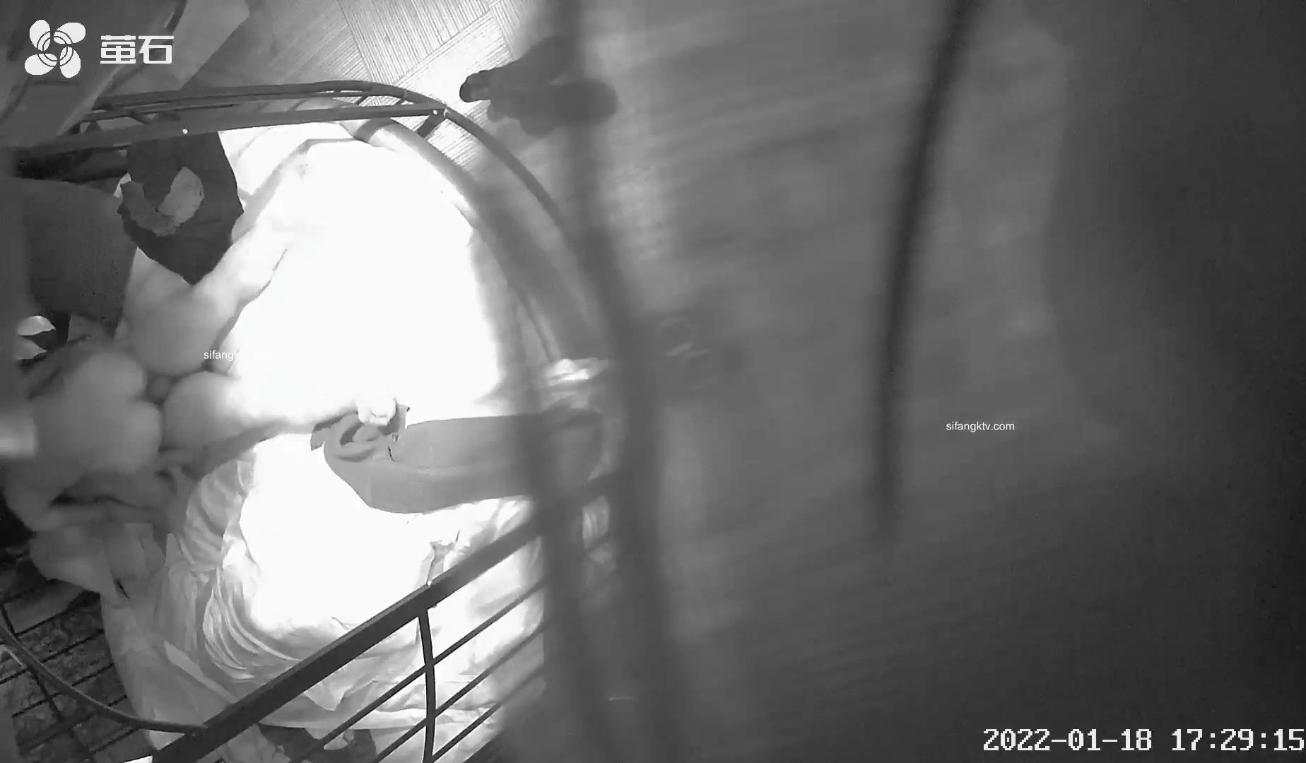 2022-1-19萤石云酒店鸟笼房偷拍猴急胖哥衣服没脱干净就迫不及待开干了还挺体贴的搞完还给妹子按摩