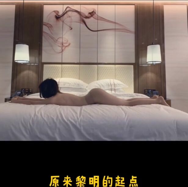 《精品 泄密》高颜上流一线城市撸铁健美小姐姐与私教啪啪3P自拍流出绝绝的反差婊潮流BGM精彩剪辑非常哇塞