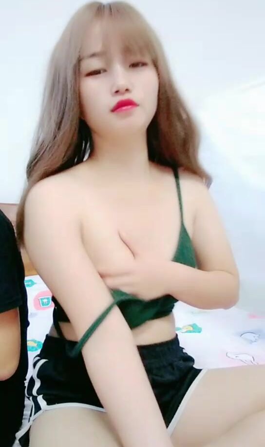 剧情演绎黄毛小骚逼露脸勾搭按摩小哥激情啪啪，吃奶玩逼舔鸡巴，被小哥从床上草到浴室，打桩机的速度爆草