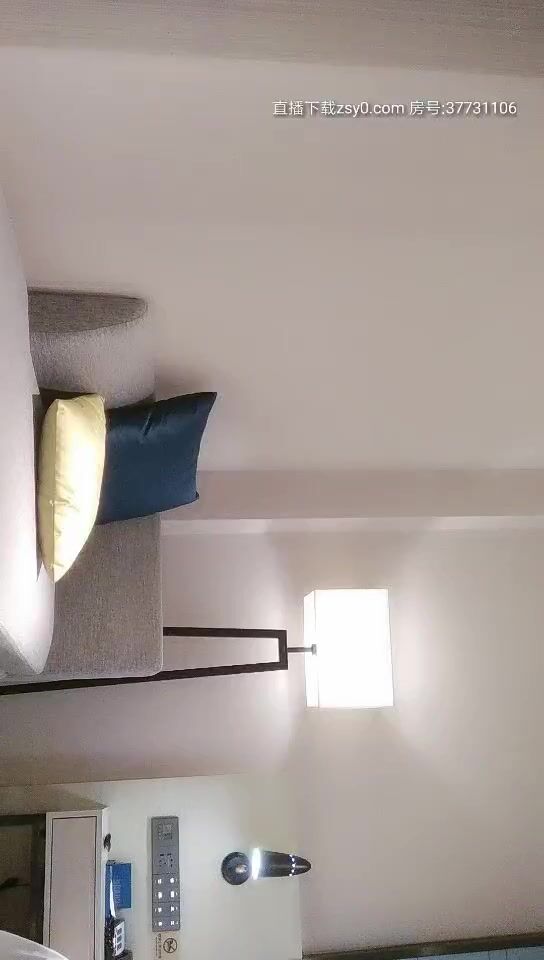 坐标长沙，神似郭碧婷的外围女神，不信胖哥能做25分钟，被亲的直呼救命，关灯害羞，主动自慰求插，调情圣手对白有趣