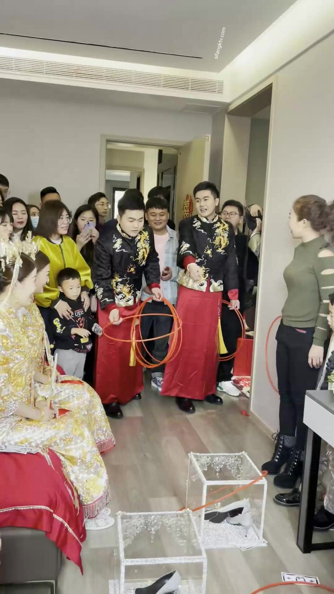 【极品稀缺 新娘伴娘】情趣婚纱孕拍哺乳私密照+婚礼闹洞房+恶整新郎新娘结婚典礼 女人最美的一刻 高清720P版 (13)