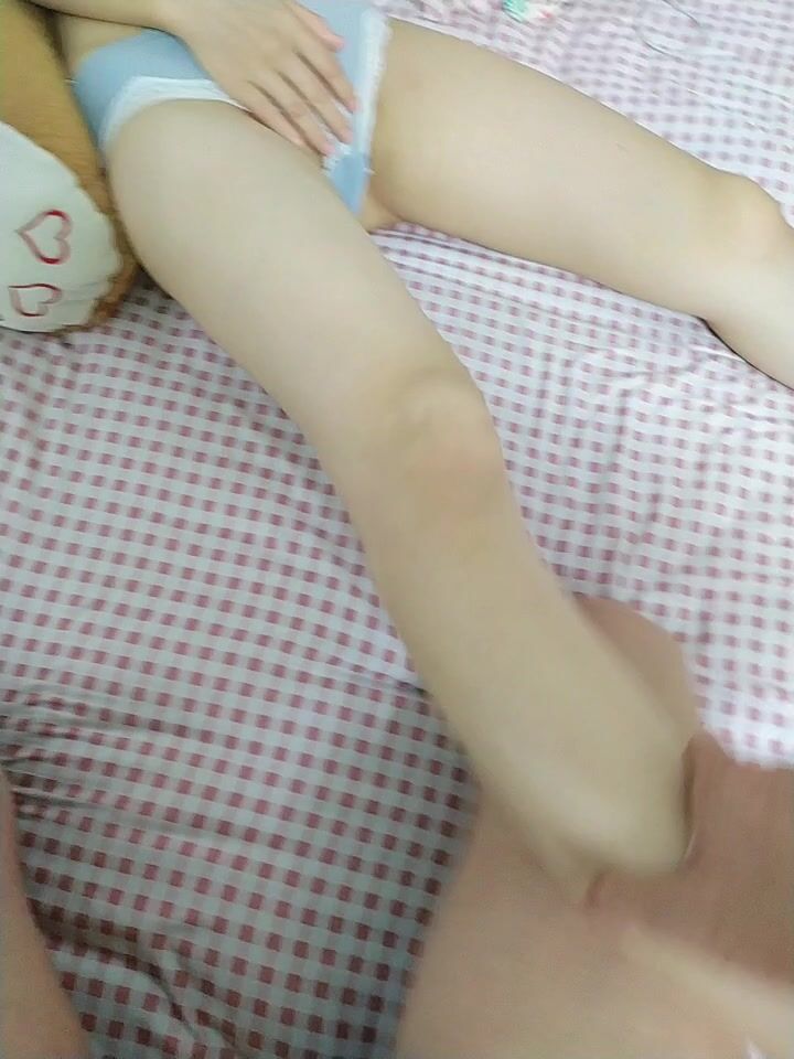 女朋友皮肤真白好喜欢皮肤白的人啊，春节不肏逼，脱开她的衣服给大家看看三点！