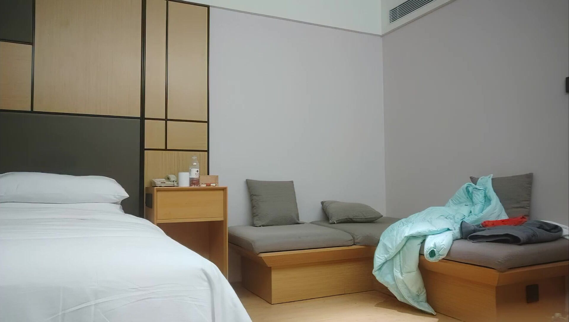 《开发探索》170CM顶级外围女神 ，坐在身上揉胸摸腿 ，怼着骚穴爆插 ，搞得太猛妹子有点受不了1080P高清横版